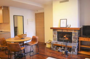 Apartament acollidor amb una gran llar de foc